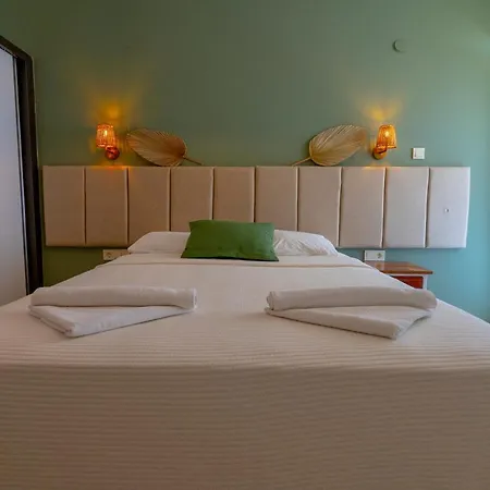 מלון Xanthos Boutique 2*